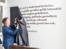 Artikel 1 van de Grondwet te zien in publieksruimte gemeentehuis Putten