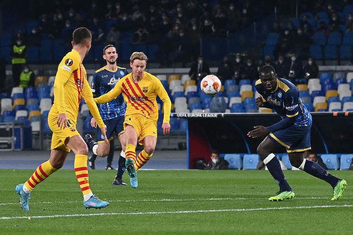 Frenkie De Jong legt de bal met veel gevoel in de verre hoek.