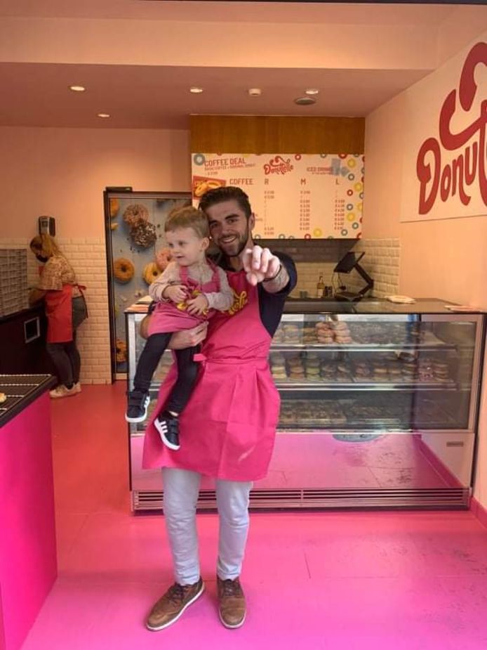 Zaakvoerder Laurence Daems (28) met zijn petekindje Leon. Leon is de zoon van broer en mede-zaakvoerder Maxim Daems
