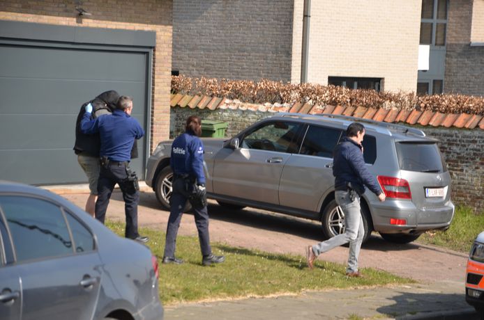 Agenten brengen Bart V.C. geboeid weg.