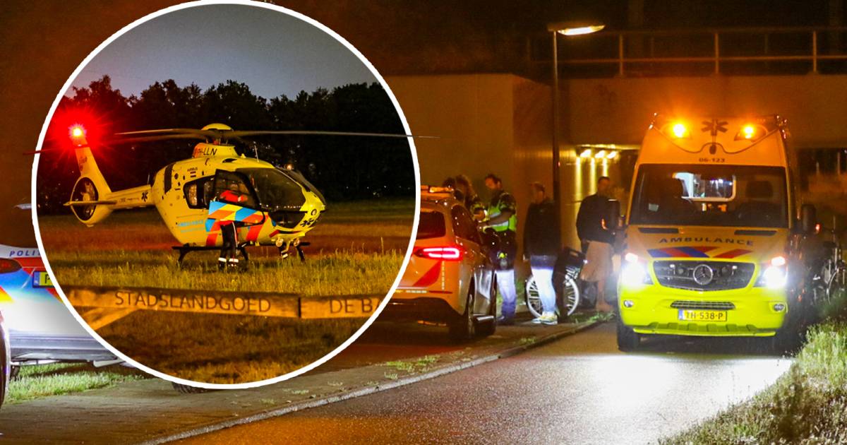 Fietser gewond naar het ziekenhuis na ongeluk bij spoortunnel in Apeldoorn.