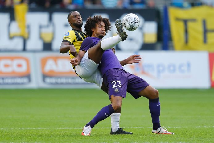 Riechedly Bazoer (l) namens Vitesse in duel met Anderlecht-speler Joshua Zirkzee.