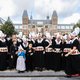 Fotograaf Jimmy Nelson vangt de Nederlandse identiteit in een groepsportret van zeshonderd mensen in klederdracht
