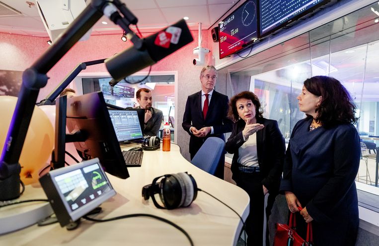 Arie Slob, tot januari 2022 minister voor Basis- en Voortgezet Onderwijs en Media, krijgt een rondleiding van Shula Rijxman voorzitter van de raad van bestuur bij de NPO. Beeld ANP