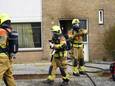 De brandweer redt een kat bij woningbrand in de Van Speykstraat in Dongen.