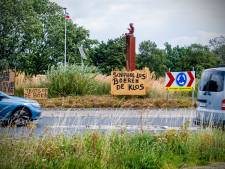 We werden de boze buitenwereld ingetrokken, door berichten over brandende boerenprotesten in eigen land
