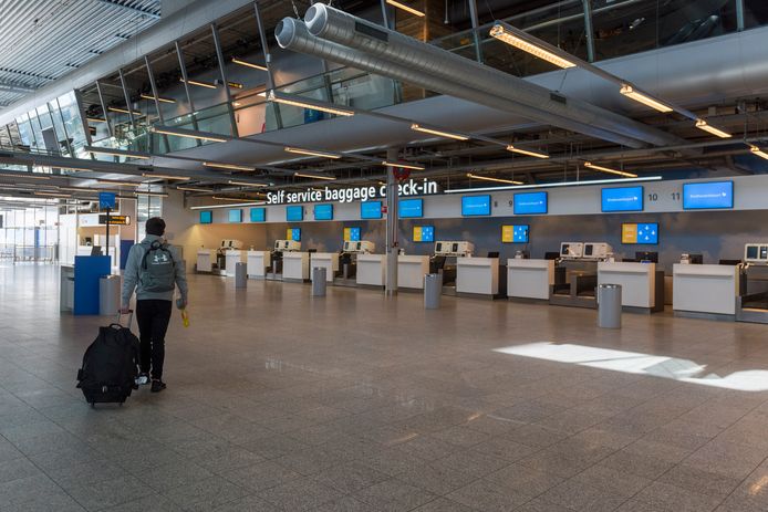 De coronacrisis heeft een streep gezet door veel vakantieplannen. Daardoor is bijvoorbeeld Eindhoven Airport nu veel rustiger dan anders.