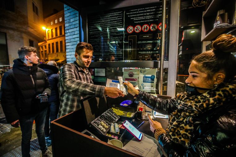 Mondmaskerplicht voor wie danst: Club chaud controleert aan de ingang en een zefltest is nodig Beeld Benny Pr