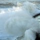Engelse surfers wagen zich op zee tijdens Noordzeestorm
