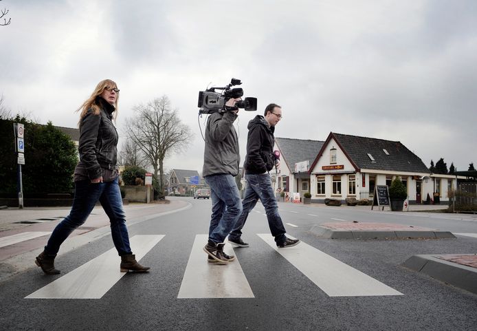 Werknemers van Omroep Gelderland op reportage in Arnhem.