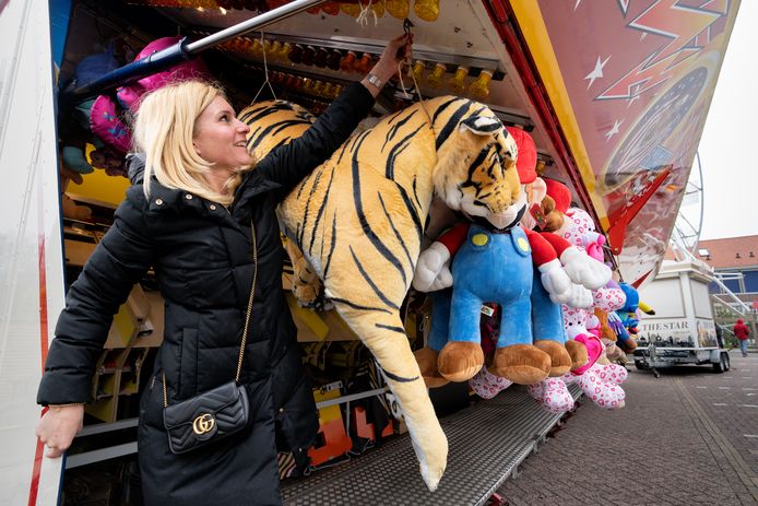 Nancy Oudsen van de Skeeball hangt de prijzen op; een tijger waarbij ze zelf in het niet valt.