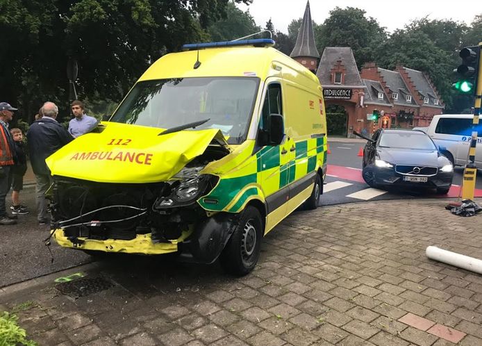 Er vielen gelukkig geen gewonden bij het ongeval met de ambulance.