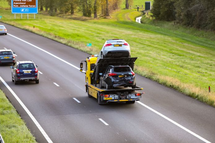 Twee voertuigen raakten zwaar beschadigd bij de kop-staartbotsing op de A50 bij Apeldoorn-Noord.