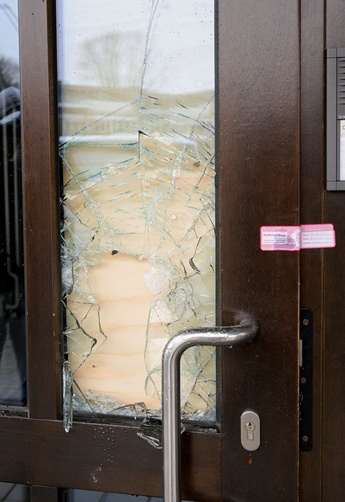 Il vetro rotto della porta d'ingresso, che ha permesso ai carabinieri di aprire la maniglia dall'interno.