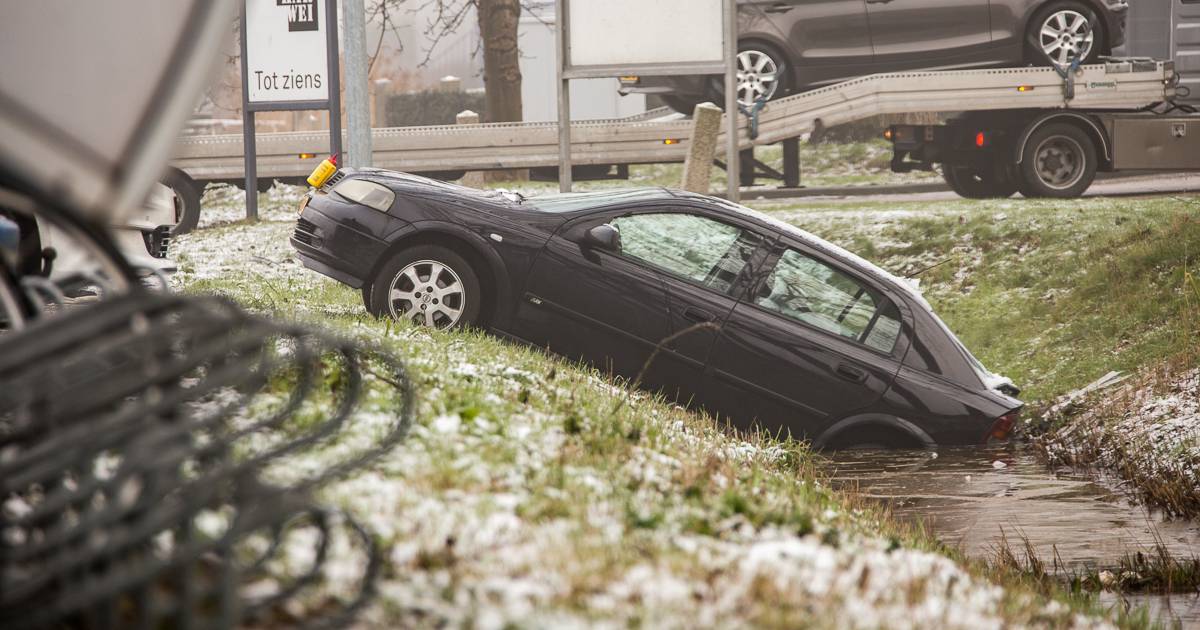 auto rolt het water in bij karwei mijdrecht woerden ad nl