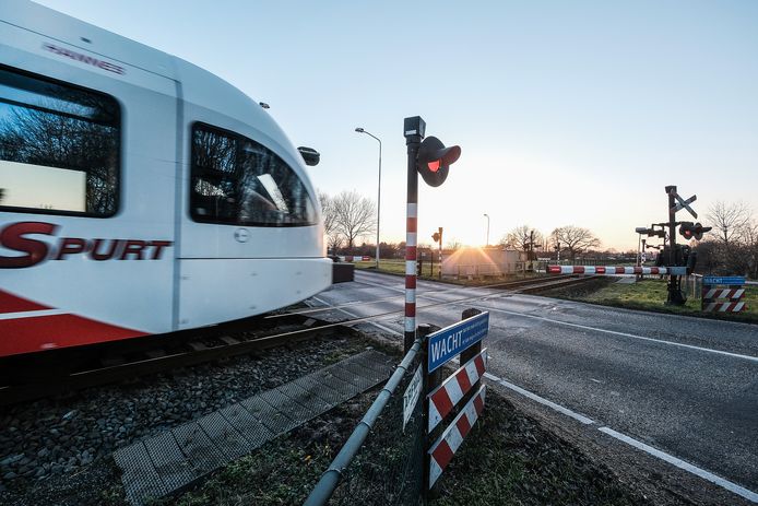 Een trein passeert een overweg in Doetinchem, foto ter illustratie.