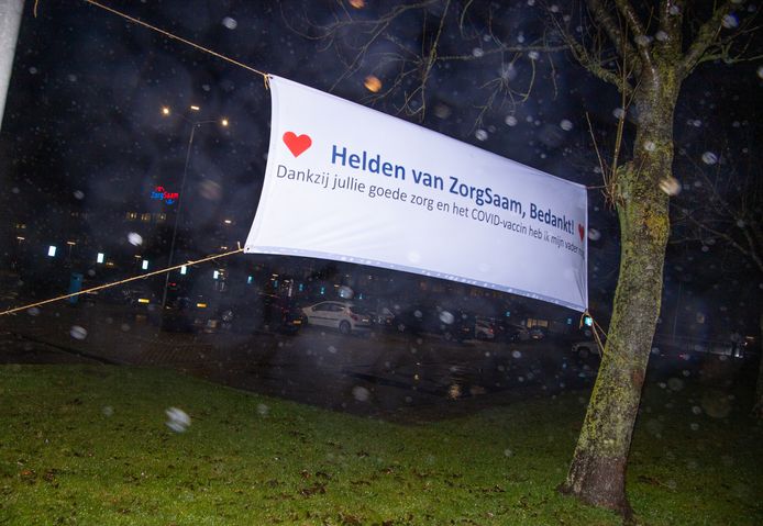 Een groot spandoek is bij ZorgSaam opgehangen om het zorgpersoneel te bedanken.