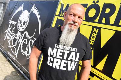 Met een tattoo van het doodshoofd mag je gratis naar Fuizenfest bij ‘Begraafmans’ in Riel