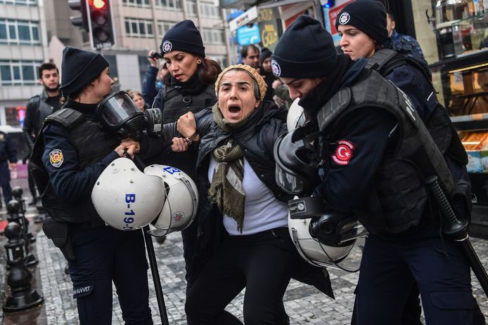 De oproep om te protesteren werd in verschillende steden beantwoord. Een vrouw in Istanboel werd samen met verschillende anderen opgepakt tijdens zo'n demonstratie tegen de Turkse operatie.