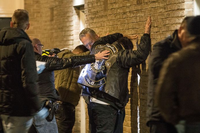 De politie bij een eerdere inval bij motorclub Kings Syndicate.