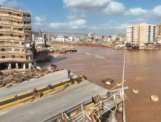 Satellietbeelden tonen totale verwoesting in Derna na doortocht mediterrane orkaan: “Golven van 7 meter hoog overspoelden stad”