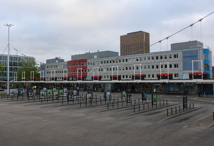 Busstation in Eindhoven ligt er zaterdagochtend verlaten bij.