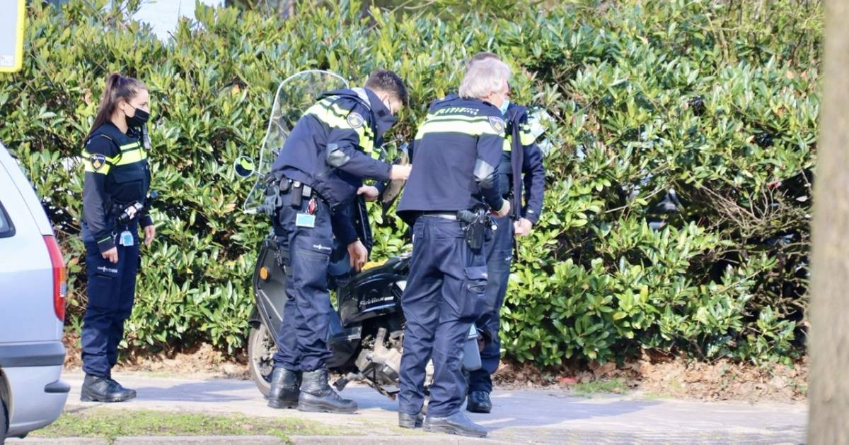 Scooterrijder raakt gewond na botsing met busje in Oldenzaal.