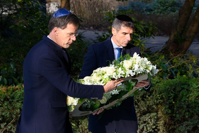 Minister-president Mark Rutte en staatssecretaris Paul Blokhuis bij de Nationale Holocaust Herdenking vorig jaar.