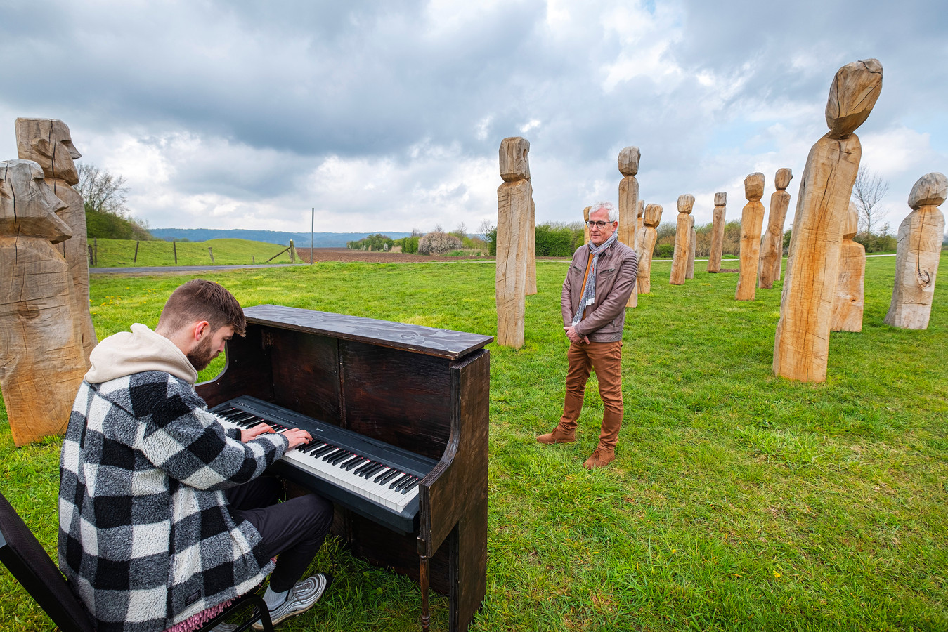 Pianist BARTH. speelt bij kunstwerk Menschenkinder in Leuth een lied over de oorlogservaring van de pas overleden Groesbeker Henk Straatman. Zoon Gerard Straatman luister toe.