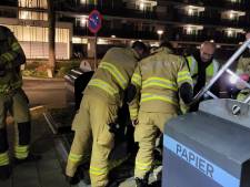 Man laat tablet met dierbare herinneringen in container vallen, brandweer schiet te hulp