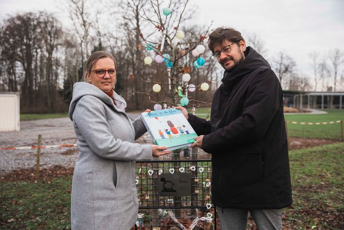 Rouwdeskundige Lies Scaut geeft het eerste boek aan leerkracht Gert Stas van Hasp-O Zepperen.