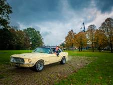 Als Johan voorbij racet in zijn Mustang trillen de tegels