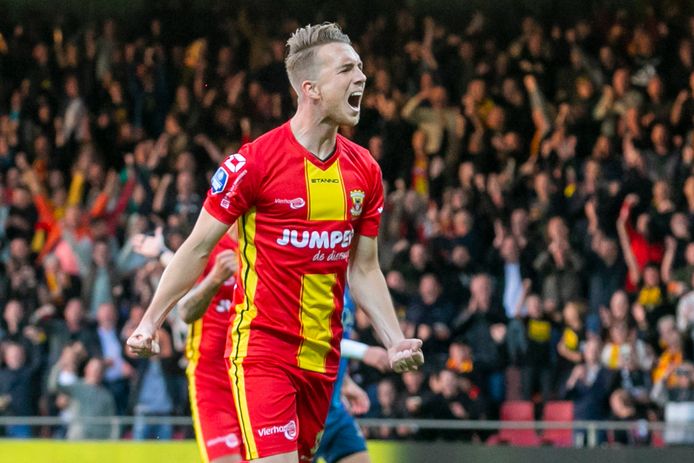 Justin Bakker heeft GA Eagles op 1-0 gezet tegen Sparta. Voor de centrale verdediger zijn eerste doelpunt in de eredivisie.