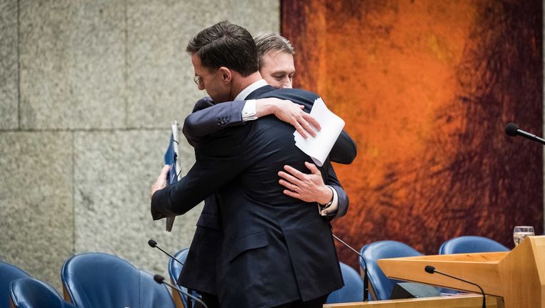 Premier Rutte omhelst zijn partijgenoot Halbe Zijlstra. Beeld anp