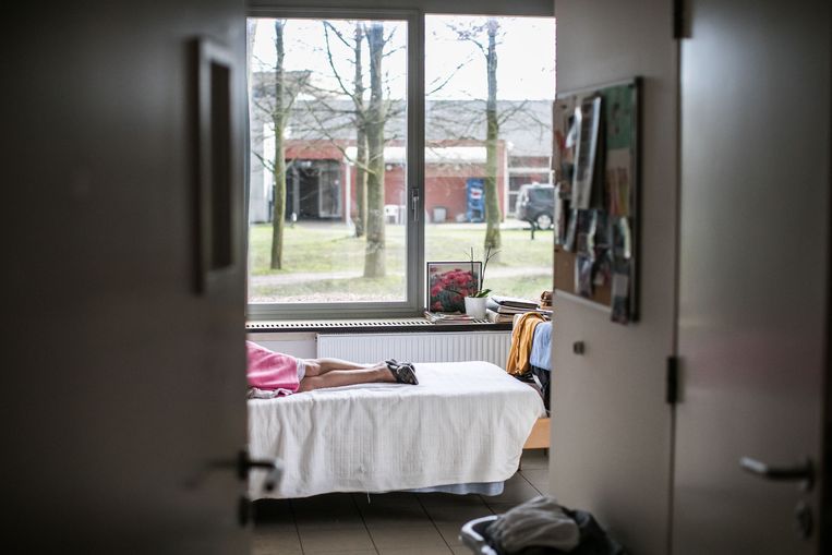 Een patiënt in een instelling voor geestelijke gezondhheidszorg. Beeld BAS BOGAERTS