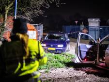 Wilde achtervolging: politie auto gecrasht, twee personen op de vlucht