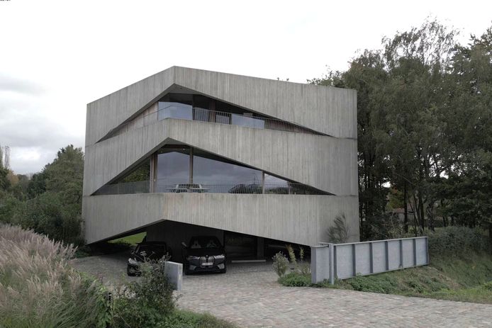 "Ik dacht eerst dat dit een kil betonnen huis was, maar binnen is alles zo warm en gezellig", vertelt vastgoedexperte Hadisa Suleyman.
