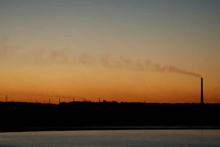 De schoorstenen van Katowice Steelworks in het Poolse Dabrova Gornicza, een zwaar vervuilde stad. Beeld REUTERS