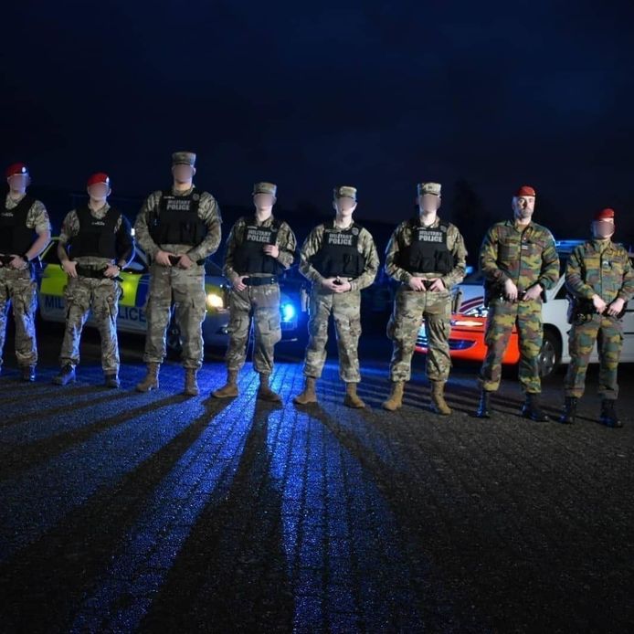 De voortvluchtige Jürgen Conings (tweede van rechts) toen hij nog diende bij de militaire politie