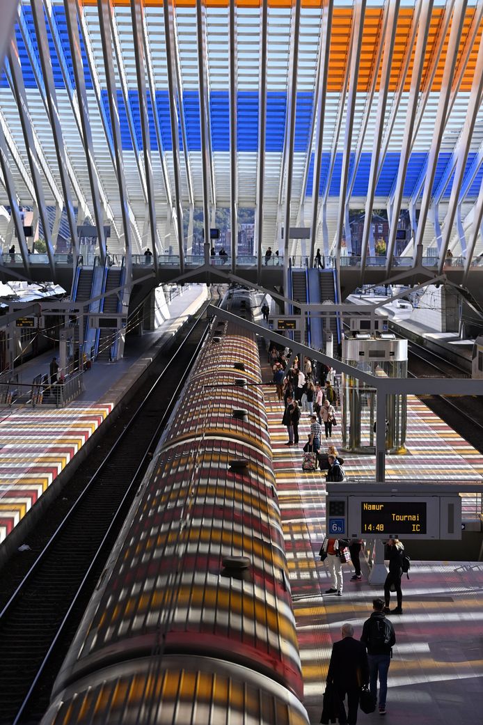 Het kunstwerk van Daniel Buren maakt het station Luik-Guillemins kleurrijk.