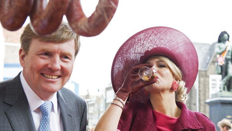 Koningin Maxima slaat een drankje achterover. Beeld AFP