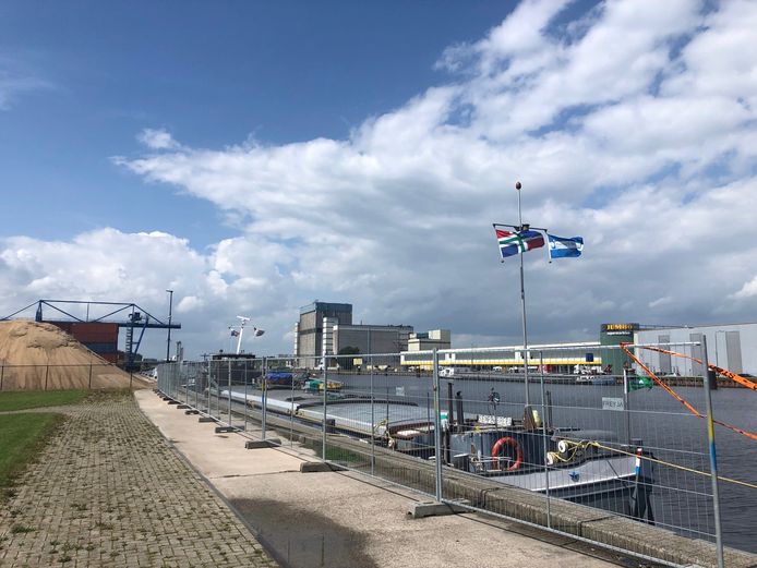 De Sempre Spera vol giftige lading ligt - achter hekken - aan de kade van de haven in Veghel. Op de achtergrond Agrifirm en het distributiecentrum van Jumbo.