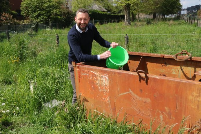 Burgers, landbouwers of de gemeentelijke groendienst zullen opgepompt grondwater uit vaten of containers aan grote bouwwerven in Malle kunnen putten tijdens de zomer. Milieuschepen Wouter Patho (N-VA) geeft het voorbeeld