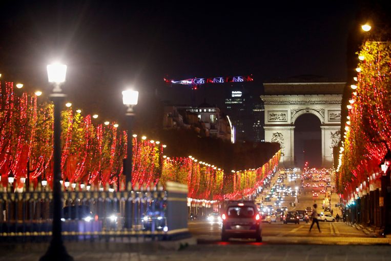 In Parijs werd zondag de kerstverlichting aangestoken. Beeld REUTERS