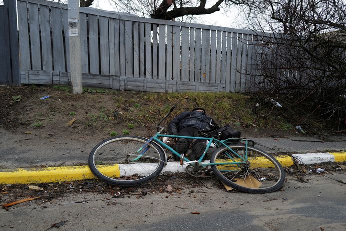 Een beeld uit Boetsja. Een man ligt dood naast zijn fiets.