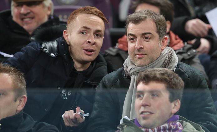 Mogi Bayat in 2019 naast zijn cliënt Adrien Trebel op de tribunes van Anderlecht.