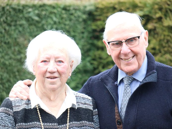 Nellie en Willy van der Velden-van der Velden genieten ervan dat ze 65 jaar zijn getrouwd.