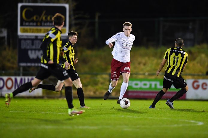 Hannes Smolders probeert zich een weg te banen tussen drie spelers van Lyra-Lierse.