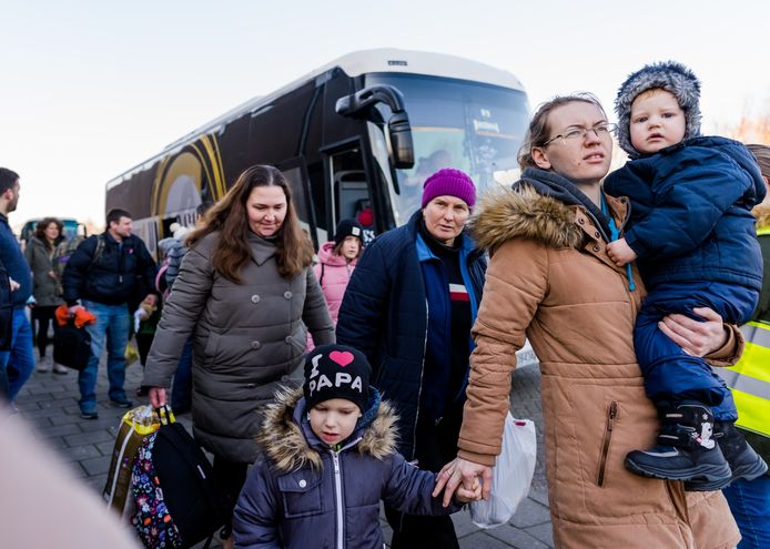 Oekraïense vluchtelingen komen met de bus aan in Nederland. Foto ter illustratie