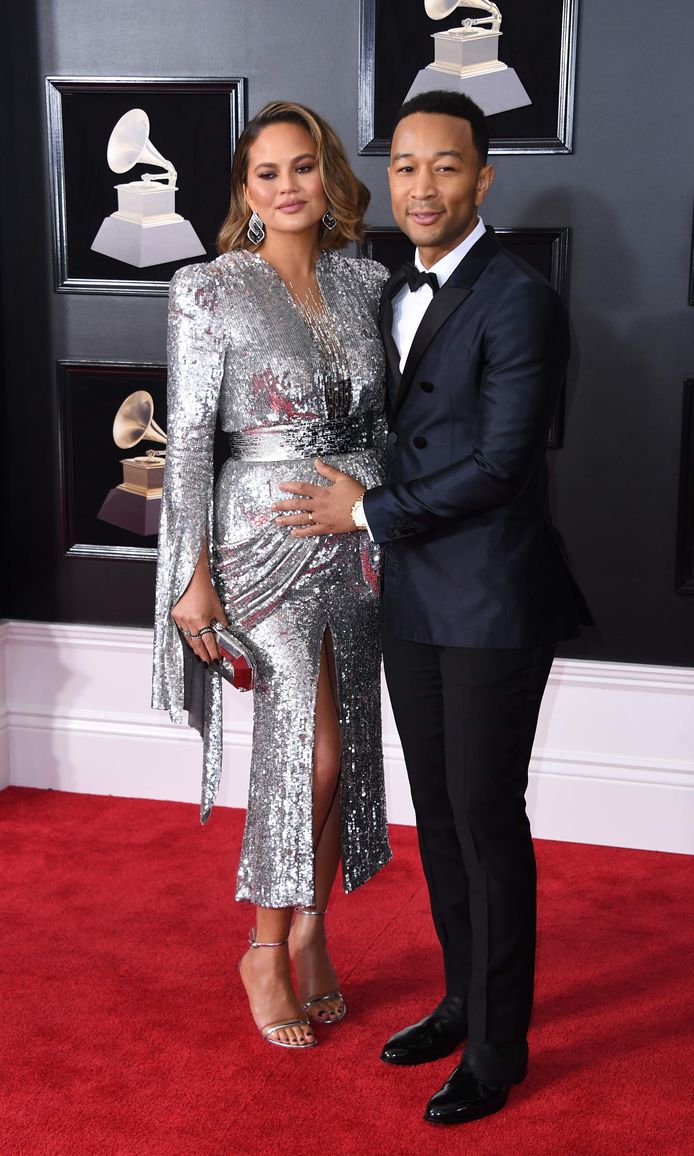 Een hoogzwangere Chrissy Teigen en haar man John Legend maakten bekend dat ze een jongentje mogen verwachten.